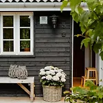 Hébergement de vacances Renovated House With Charm And Outdoor Shower